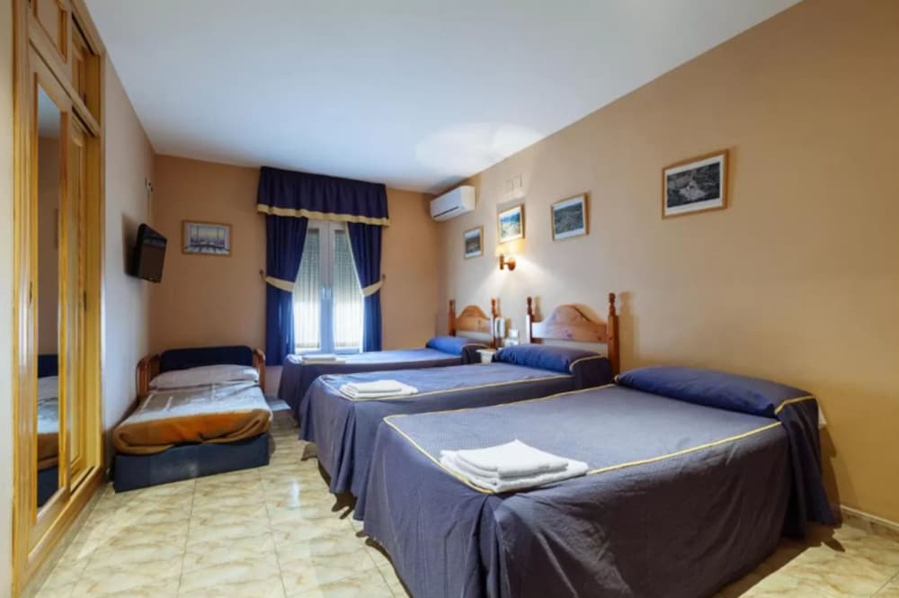 Family Room for 3 adults and 1 Child younger than 12 years old - Photo 1