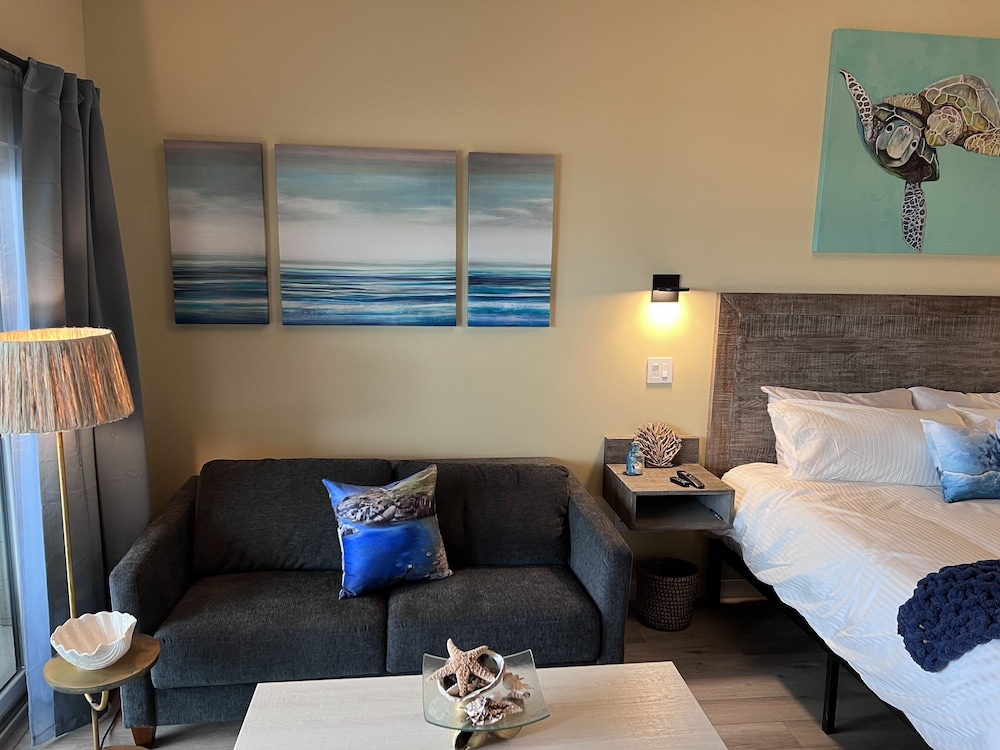 Superior Room, 1 King Bed with Sofa bed, Balcony, Ocean View photo 3