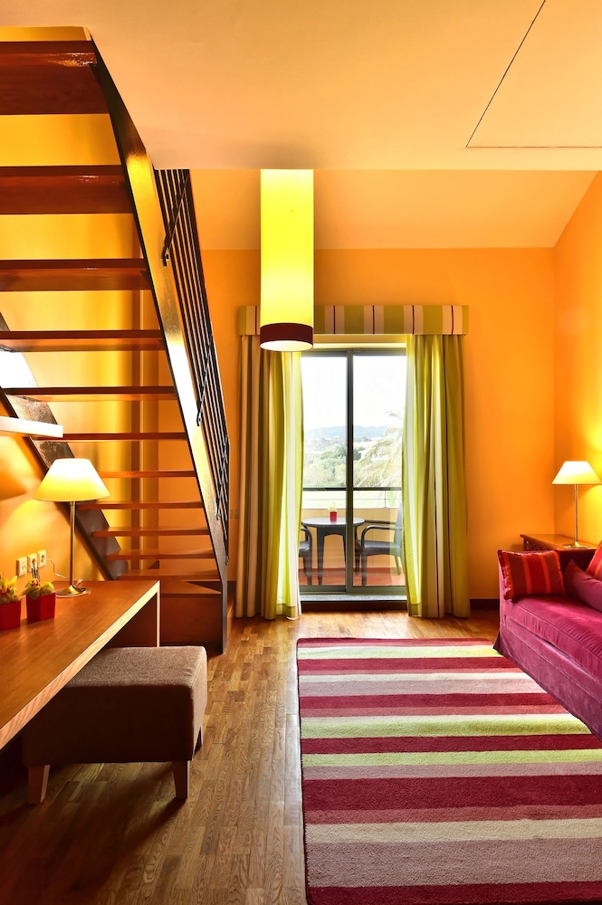 Family Room (Suite Mezzanine) - Photo 4