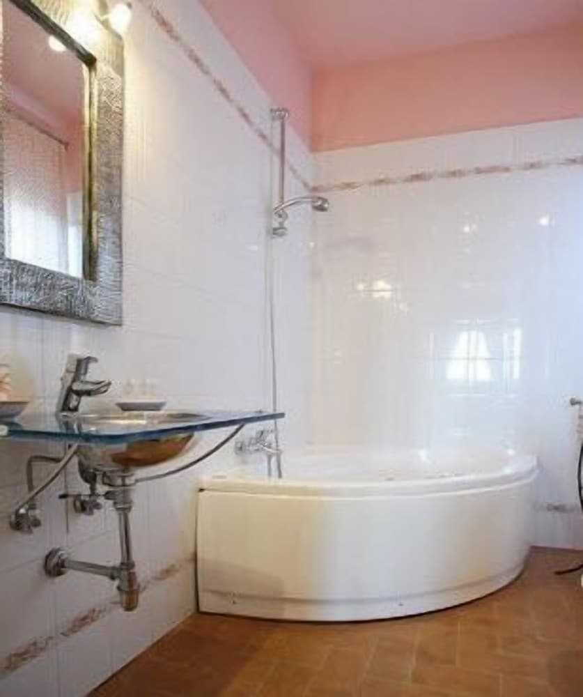 Deluxe Double Room, Bathtub photo 3
