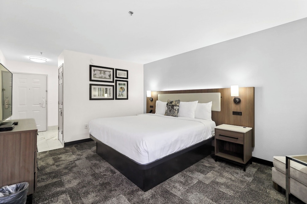 Deluxe Suite, 1 King Bed, Non Smoking (Deluxe Family Suite) - Photo 1
