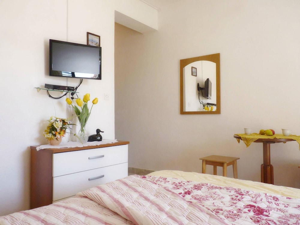 Room (S2) photo 1