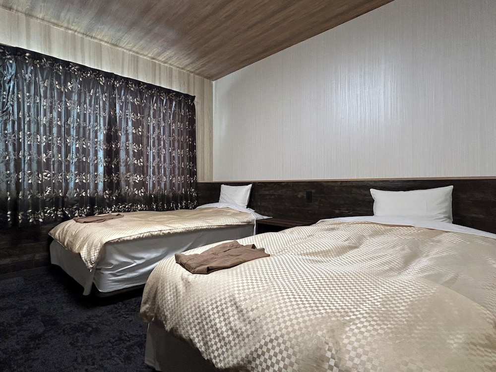 Premier Twin Room, Non-Smoking, 19.5 ft2 Bed width 1200mm - Photo 1