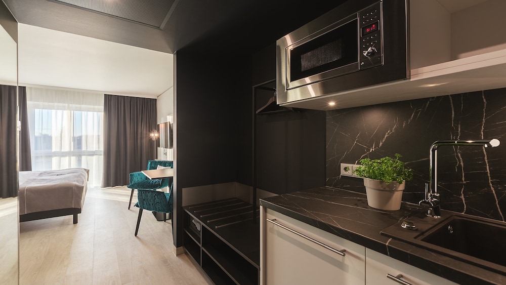 Premium Room, 1 Queen Bed, Kitchenette - Photo 7