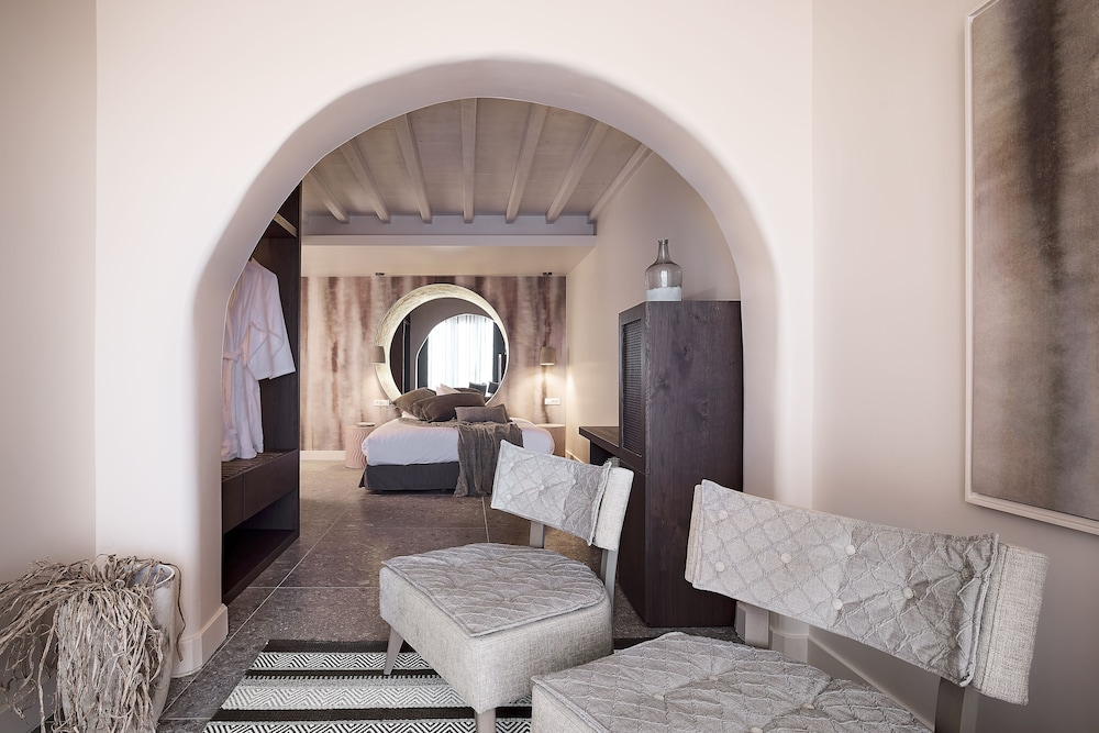 Elegant Suite with HEATED Sharing Pool (2 Adults)