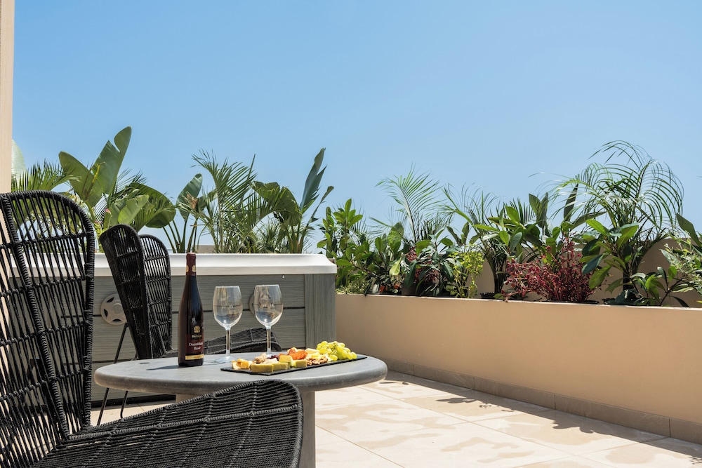 Superior Penthouse Suite | Sea View & Outdoor Hot Tub - Photo 13