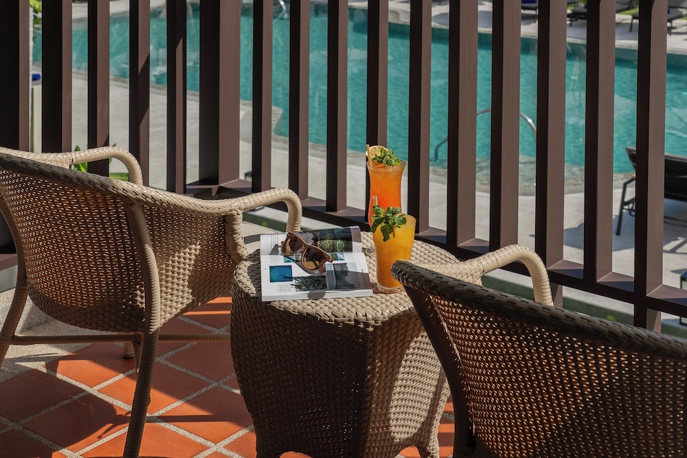 Superior Room, 1 King Bed, Pool View - Photo 4