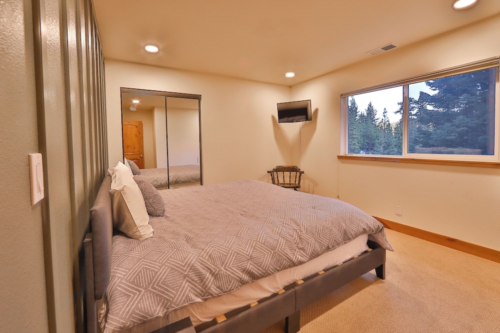 House, Multiple Beds, Patio, Mountain View (The Elevator House) photo 1