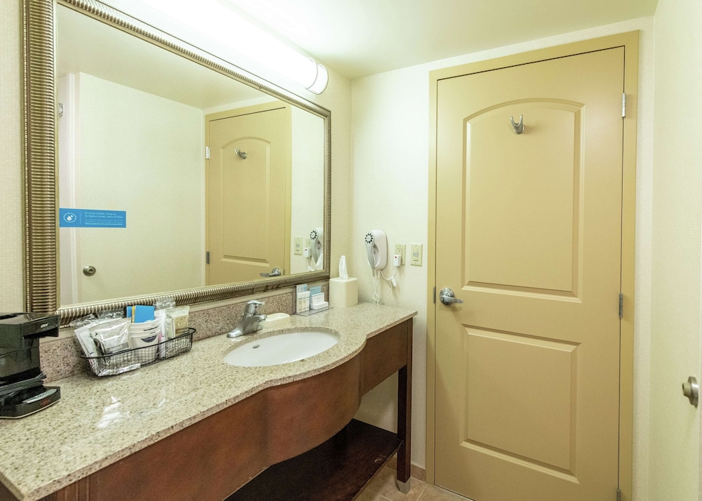 Room, 2 Queen Beds, Refrigerator & Microwave - Photo 5