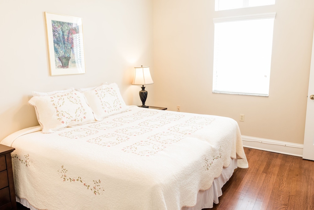 Classic Room, 1 King Bed, Lake View photo 1
