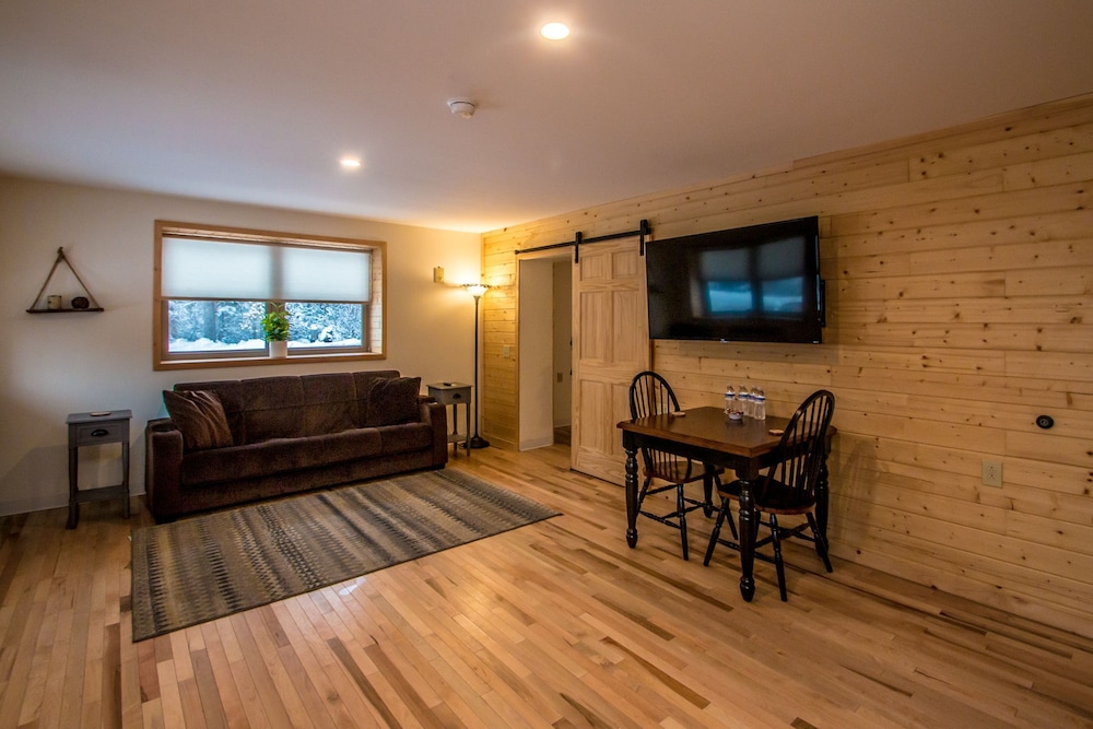 Cherry Suite #7: Cozy Mountain Resort Suite photo 1