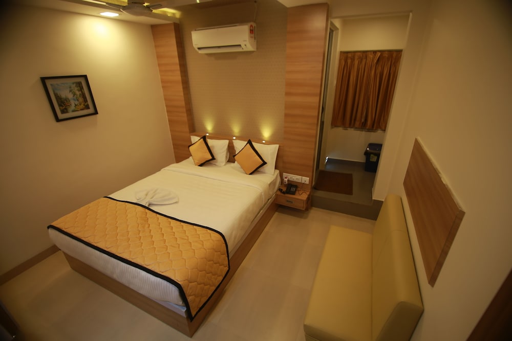 Deluxe Double Room Single Use, 1 King Bed, Smoking photo 1