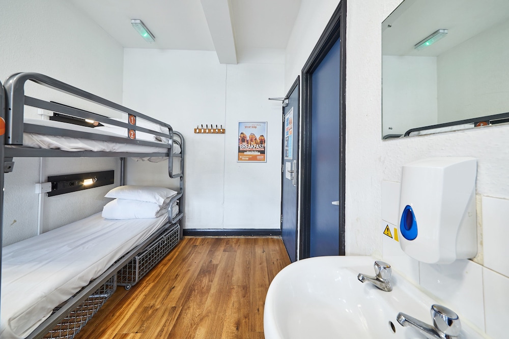 Private 6-Bed Room with Private Bathroom photo 1