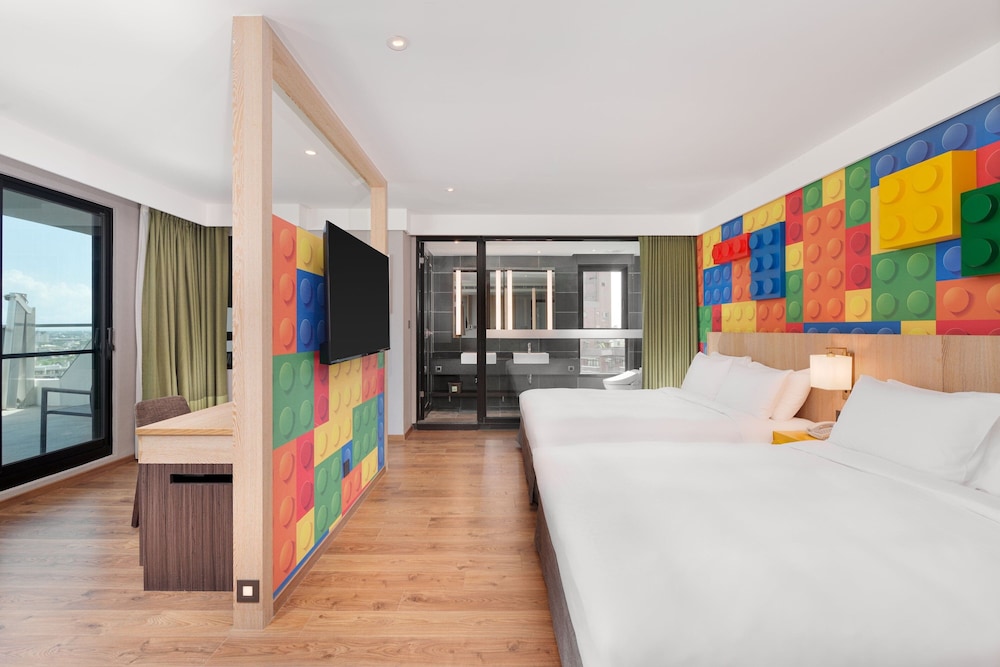 Family Room, 2 Double Beds, City View photo 2