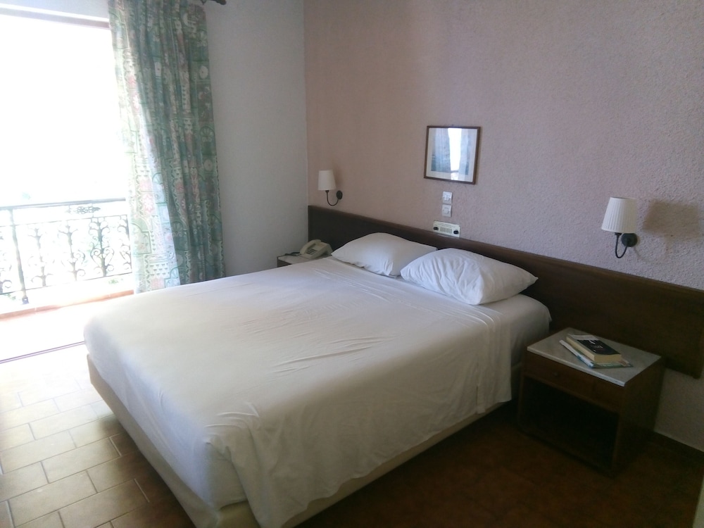 Classic Double Room, Partial Sea View - Photo 2