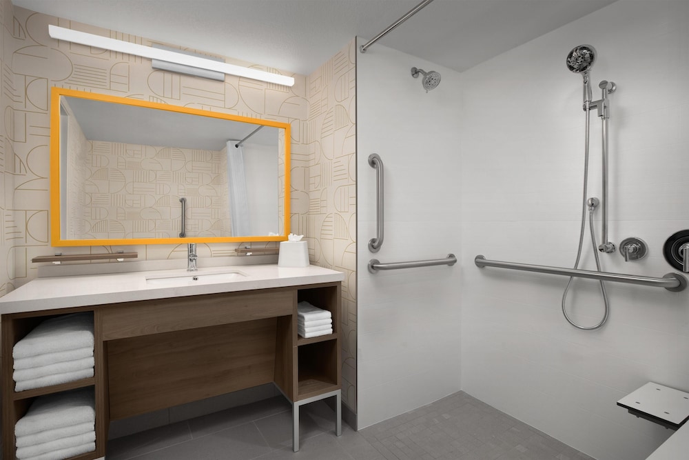 Suite, 1 King Bed, Accessible (Roll-In Shower) - Photo 12