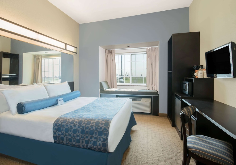 Standard Room, 1 Queen Bed, Non Smoking - Photo 3