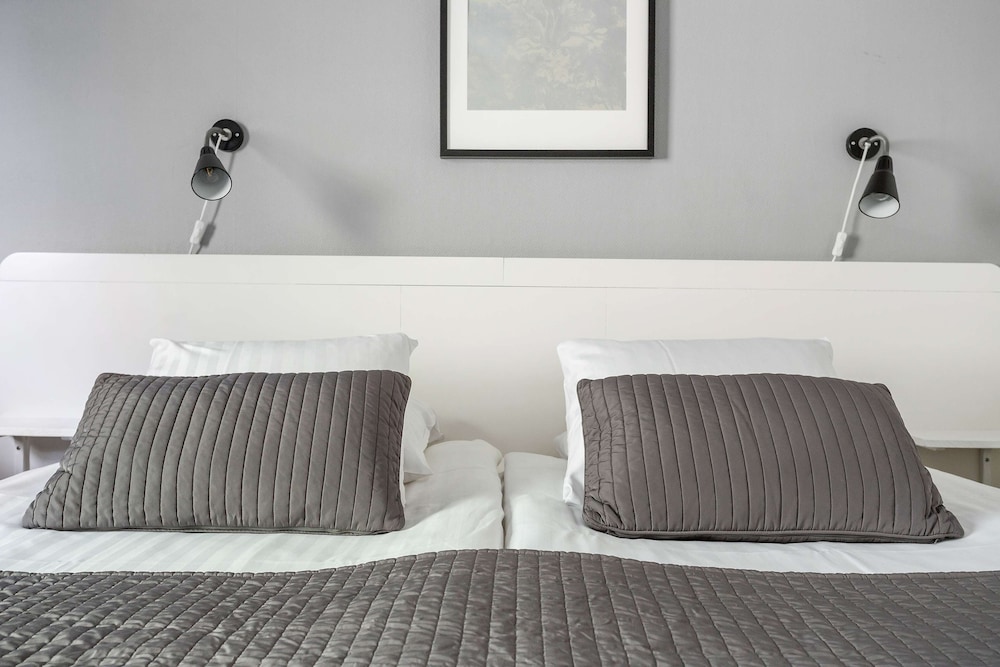 Standard Room, 1 King Bed, Non Smoking - Photo 3