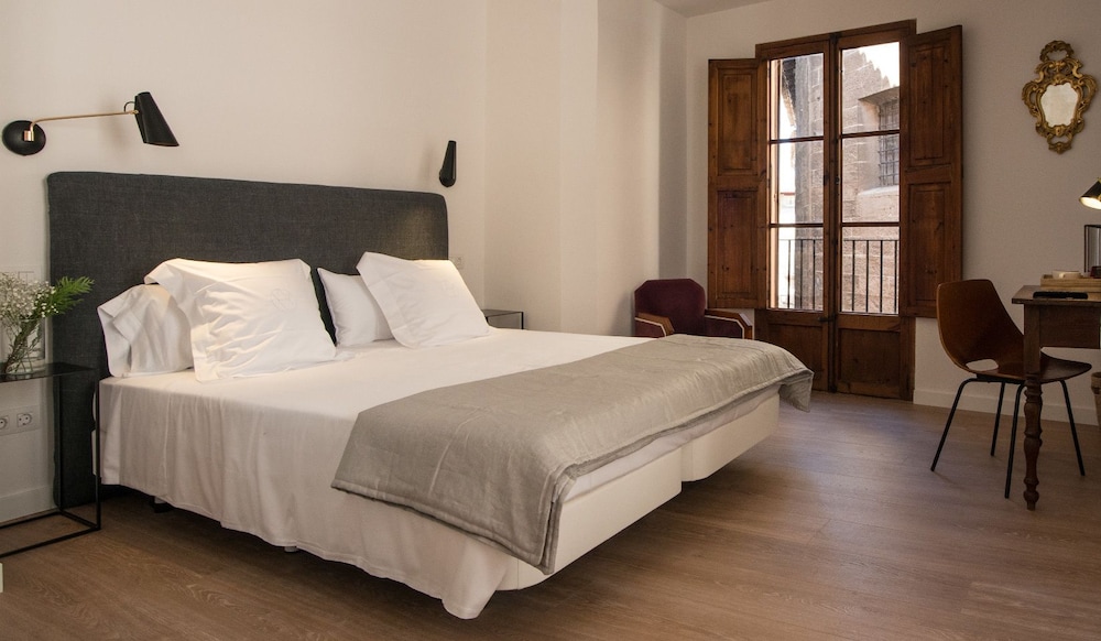 Superior Double or Twin Room (7)