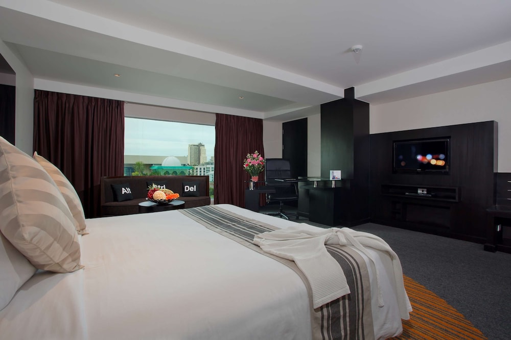 Deluxe Room, 1 King Bed, City View (Deluxe) photo 2