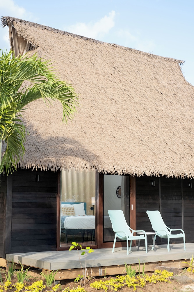 Deluxe Beachfront Bure photo 6