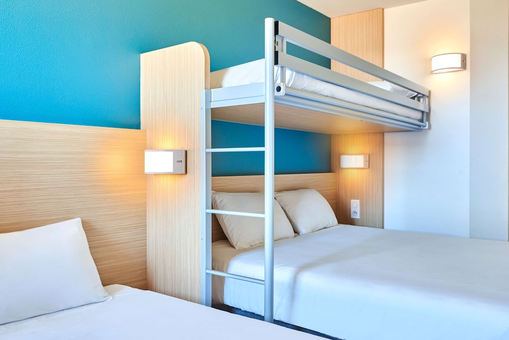 Standard Room, Multiple Beds - Photo 1