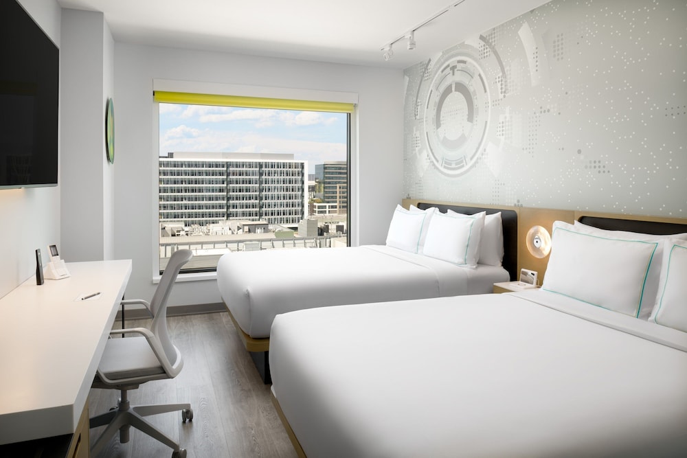 Space Needle View , 2 Queen Beds, ADA Mobility & Hearing w/ Roll-in Shower