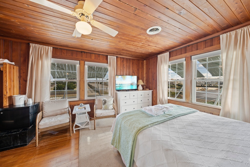 Room, 1 Queen Bed (The Pamlico) photo 3