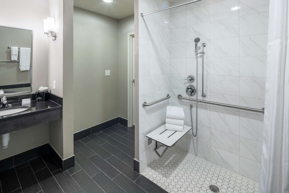 Room, 2 Queen Beds, Balcony (Roll in shower) thumbnail 5