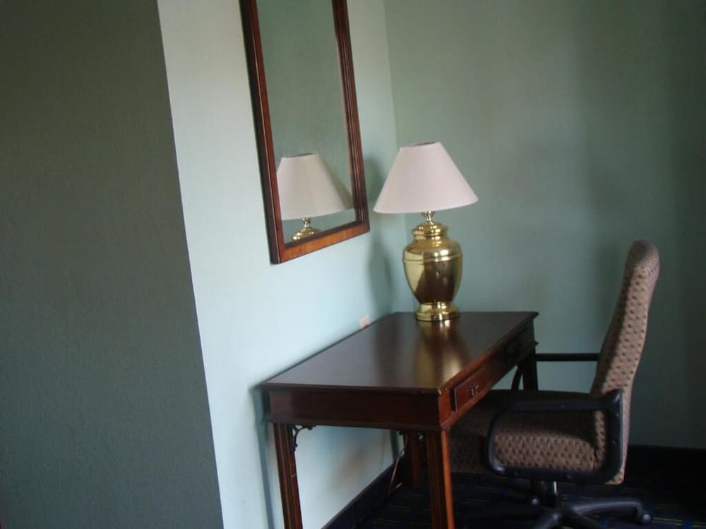Economy Room, Smoking
