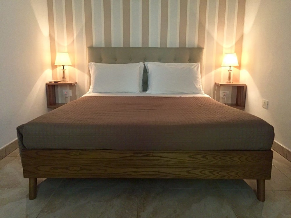 Junior Room, 1 King Bed, Ensuite photo 1