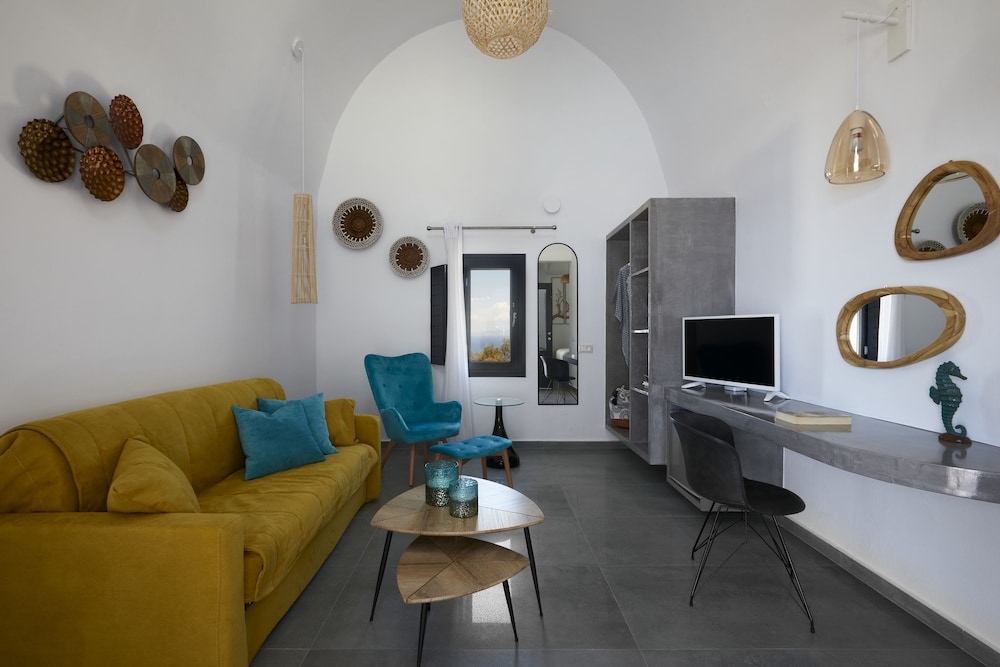 Elegant Suite with outdoor heated private Jacuzzi - Photo 18