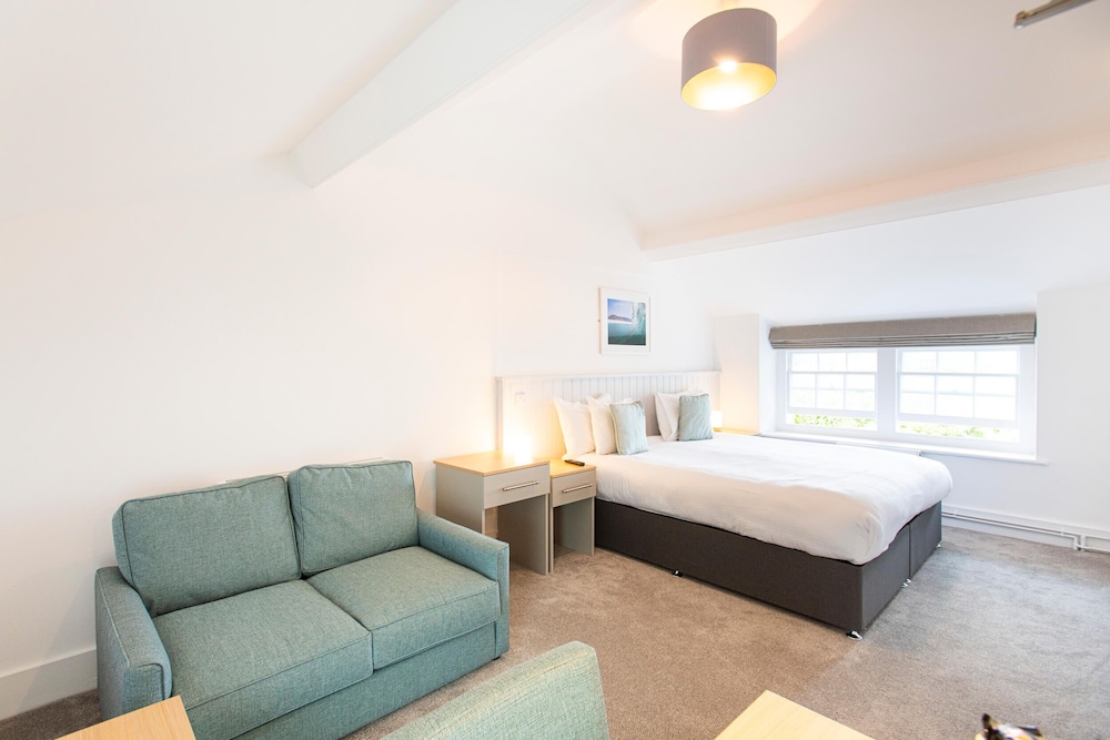 Club Room, 2 Bedrooms, Shared Bathroom, Courtyard View photo 1