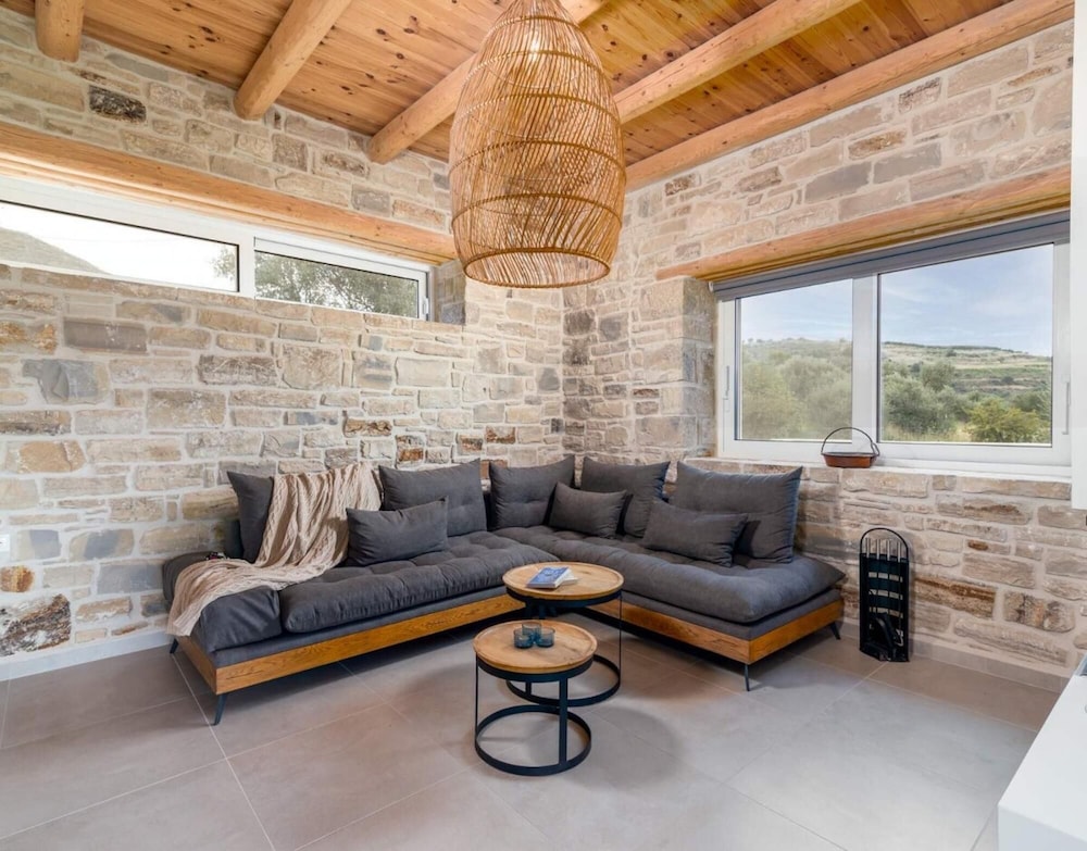 Villa, Smoking photo 1