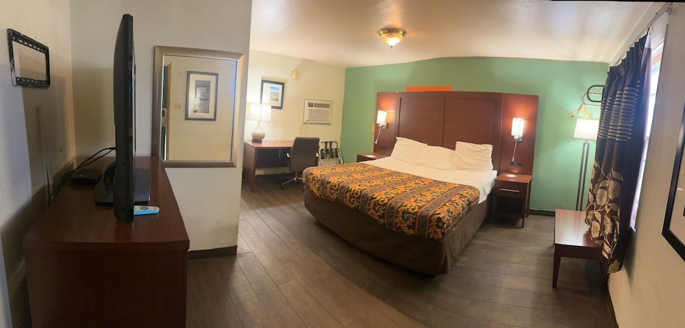 Room, 1 King Bed, Smoking - Photo 8