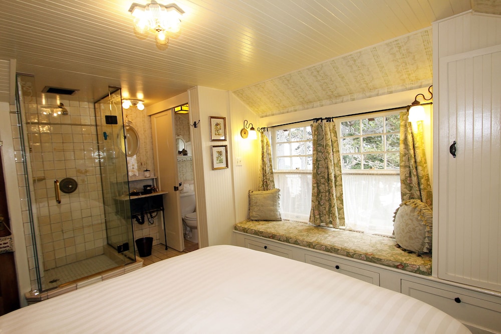 Standard Room (Mimsy Room)