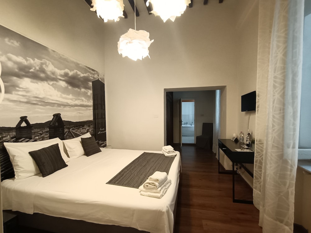 Luxury Room, Jetted Tub, Courtyard View photo 3