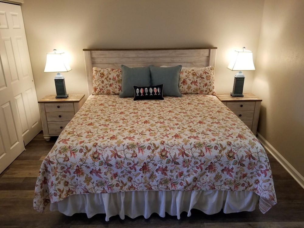 Tradewinds Deluxe North Cottage photo 1