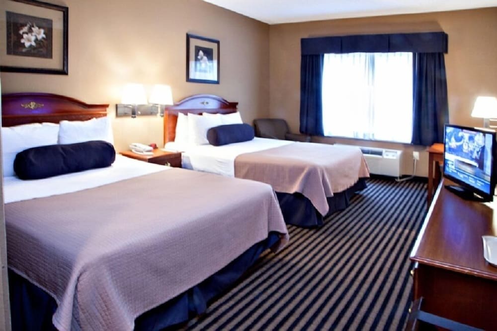 Room, 2 Queen Beds, Non Smoking, Refrigerator & Microwave photo 3