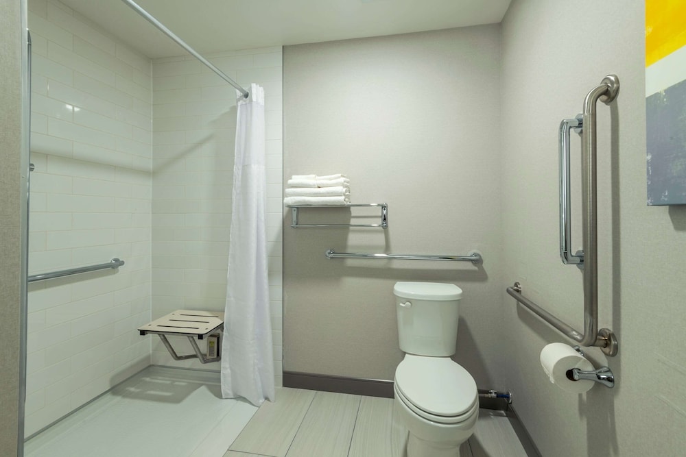 Room, 1 King Bed, Accessible, Non Smoking - Photo 3