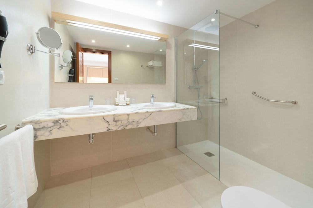 Suite, Garden o Pool, Balcony or Terrace (2 adults) photo 2