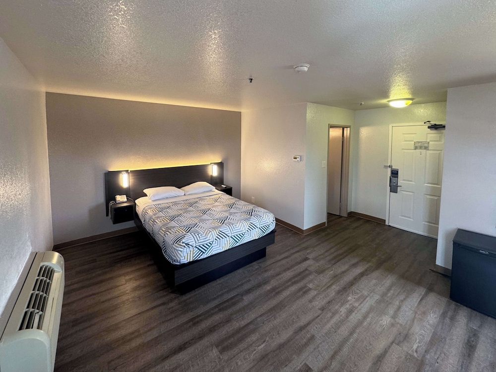 Deluxe Room, 1 King Bed, Non Smoking, Refrigerator photo 2