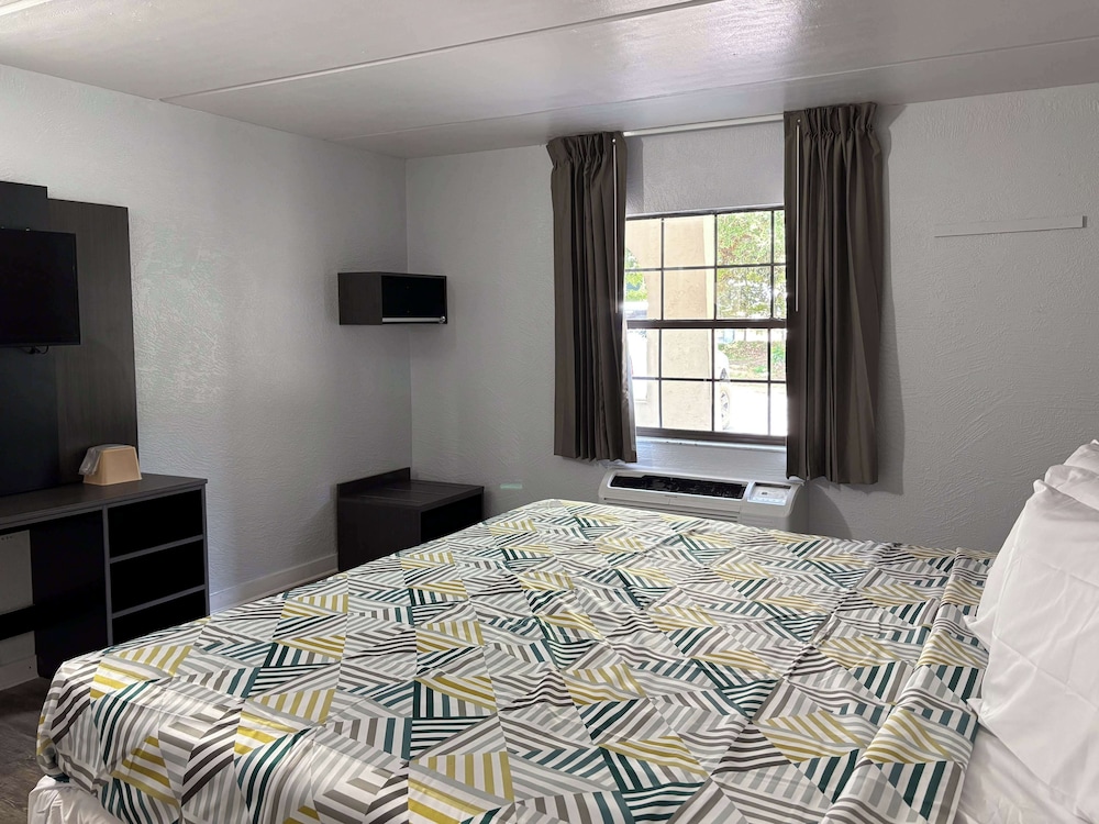 Standard Room, 1 King Bed, Non Smoking - Photo 3