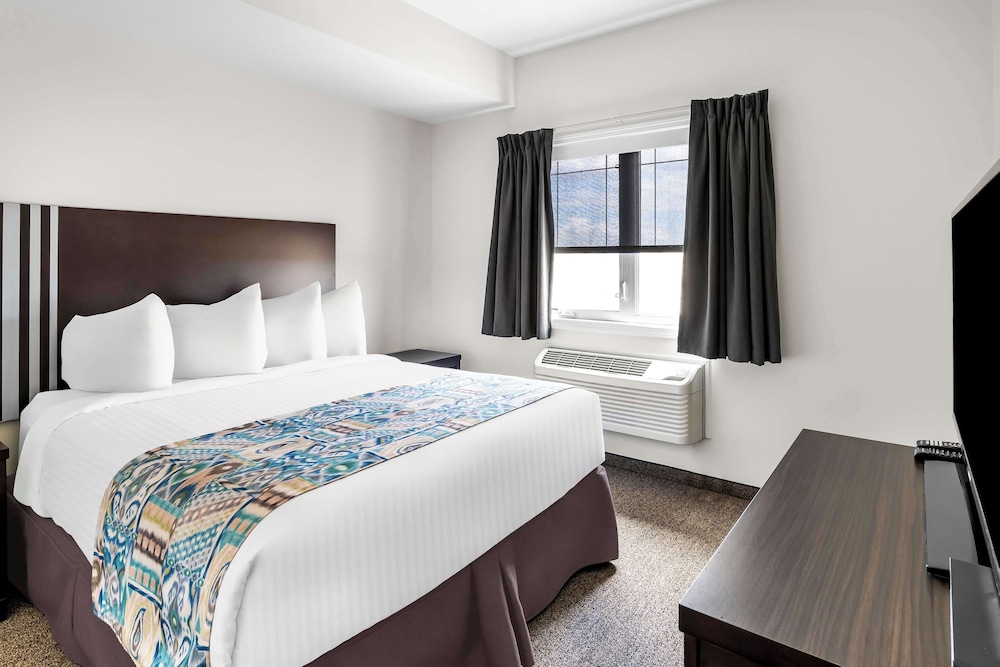 Executive Suite, 2 Queen Beds, Kitchen, Ground Floor
