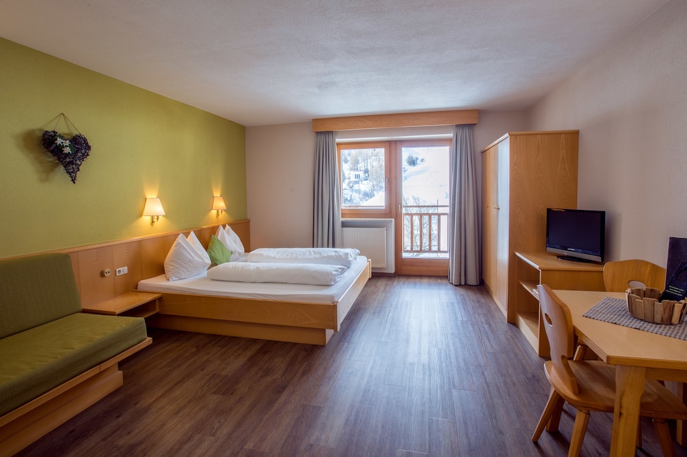 Basic Apartment, 1 Queen Bed with Sofa bed, Kitchenette (cleaning fee 60€) photo 3