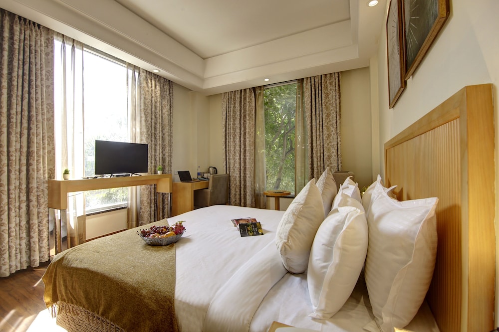 Suite with City View - Photo 9