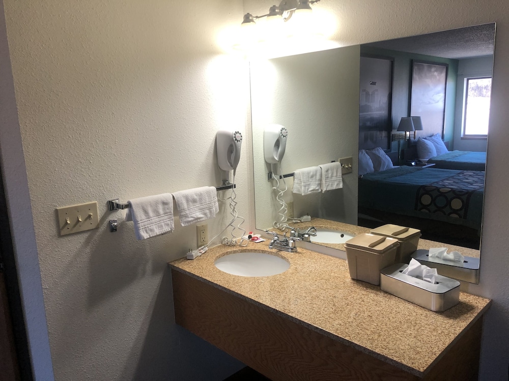 Double Room With Two Queens Beds - Photo 3
