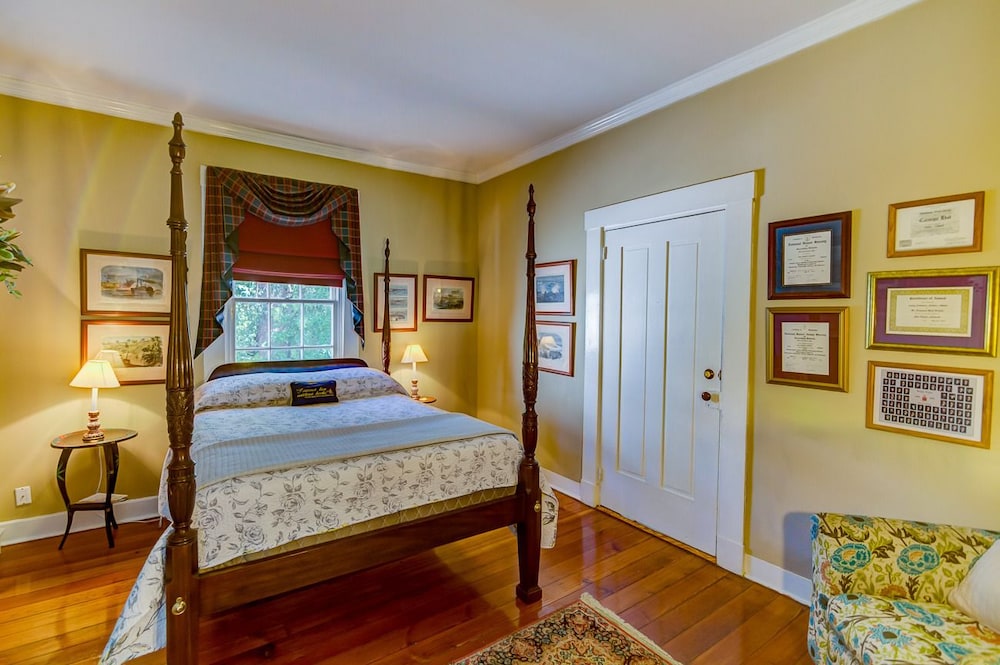Elite Room, 1 Queen Bed (JM Swords) photo 1