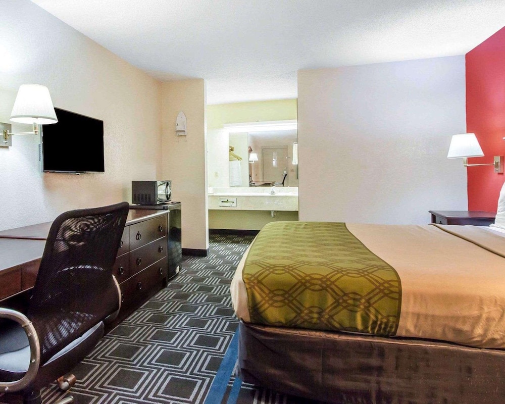 Standard Room, 1 King Bed, Non Smoking - Photo 4