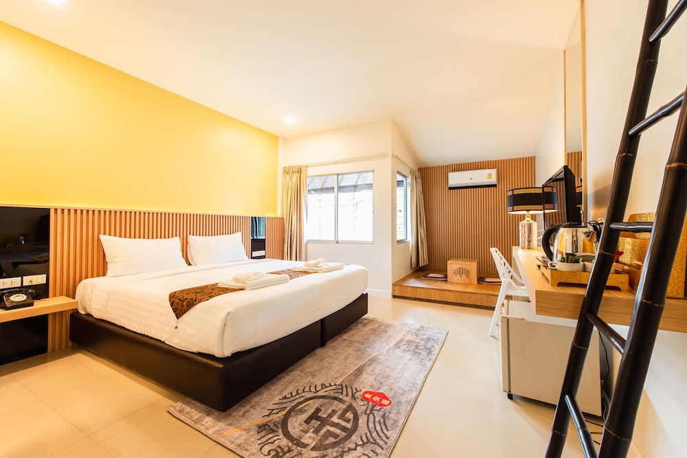Deluxe Room (Non-smoking) - Photo 1